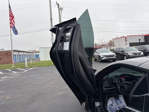 Used 2023 Chevrolet Corvette Stingray Convertible w/ Z51 Performance Package image 18