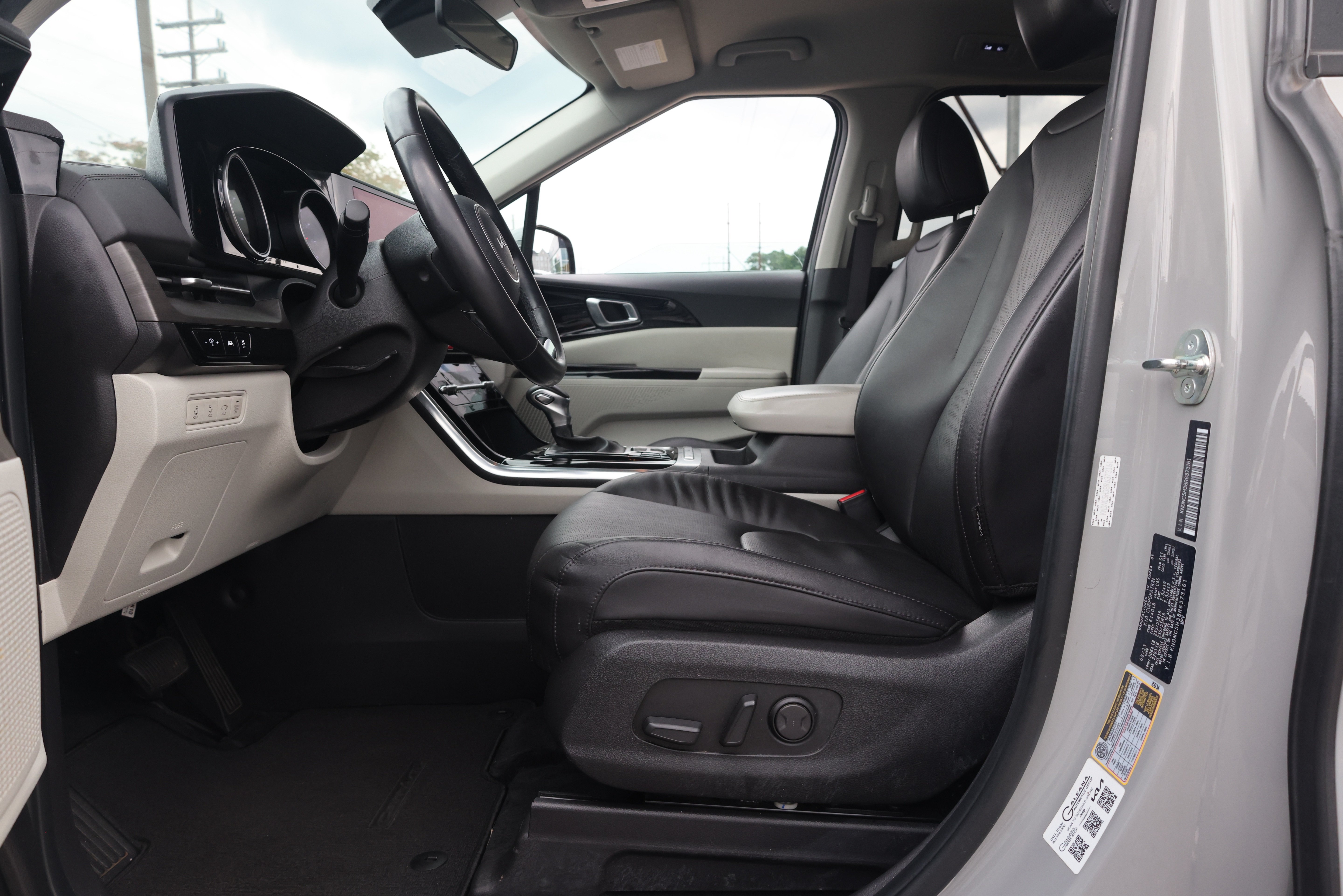 Used 2024 Kia Carnival EX FWD image 18