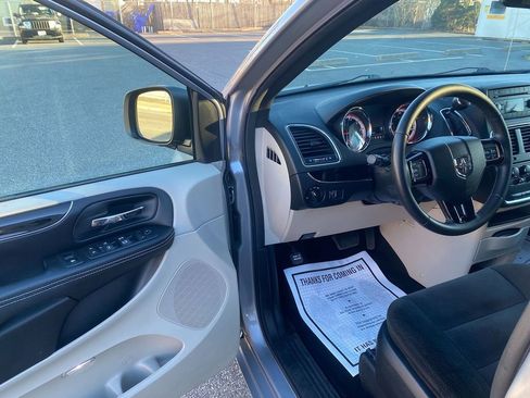 Used 2016 Dodge Grand Caravan SE image 10