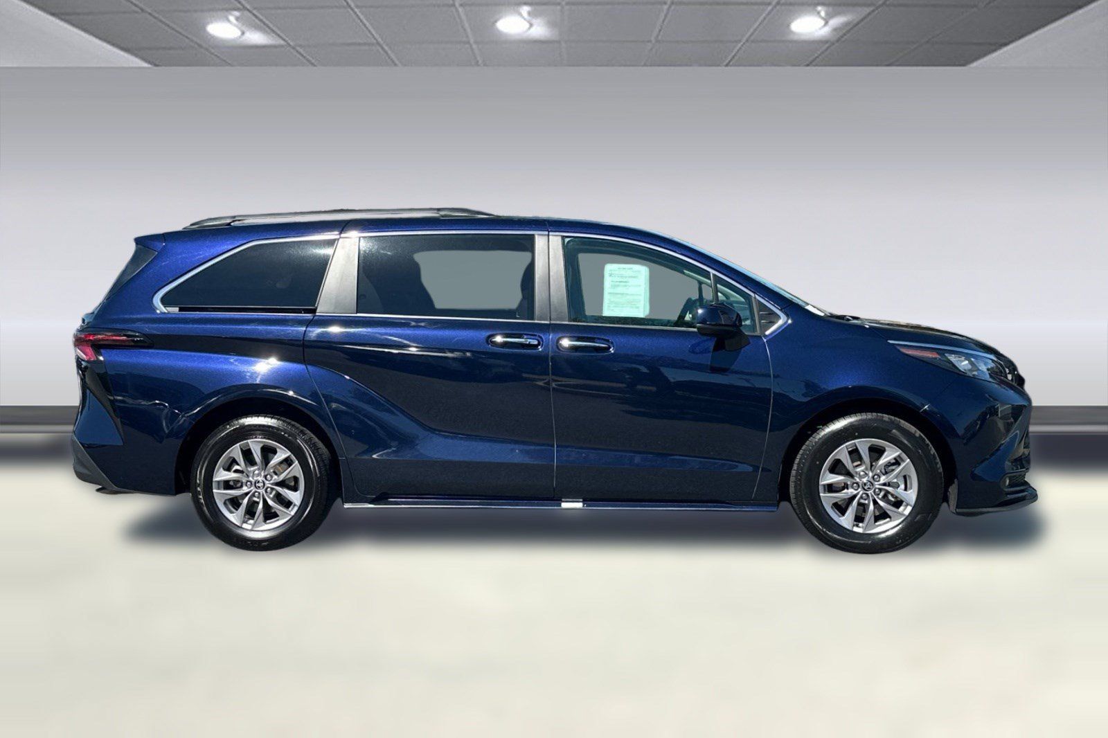 Used 2026 Toyota Sienna XLE FWD image 7