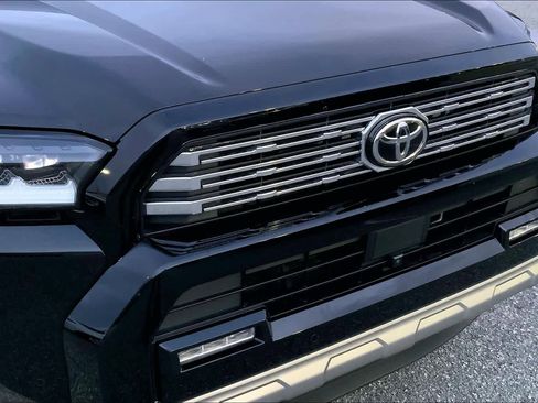 Used 2025 Toyota 4Runner Limited AWD/4WD image 29