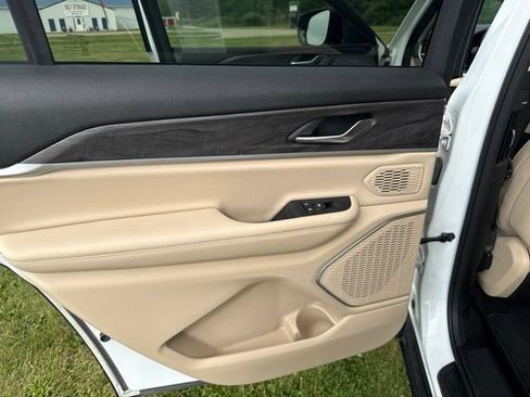 Used 2022 Jeep Grand Cherokee L Limited AWD/4WD image 31