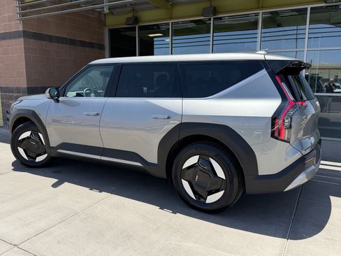 Used 2024 Kia EV9 Light RWD image 5