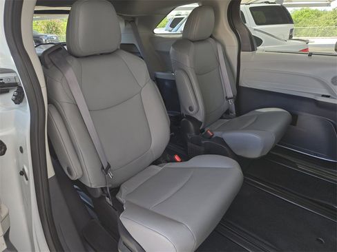 Used 2024 Toyota Sienna XLE image 29