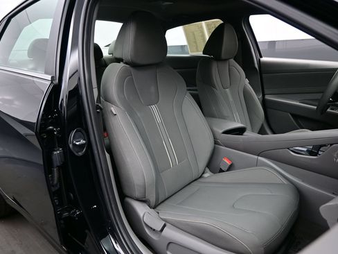 Used 2025 Hyundai Elantra SEL w/ Cargo Package FWD image 13