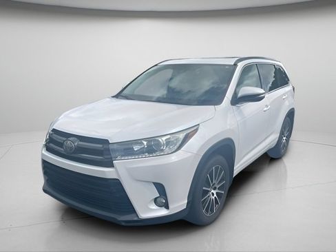 Used 2017 Toyota Highlander SE w/ Carpet Mat Package AWD/4WD image 2