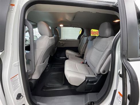 Used 2023 Toyota Sienna LE AWD/4WD image 18