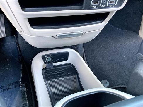 Used 2023 Chrysler Pacifica Touring-L FWD image 31