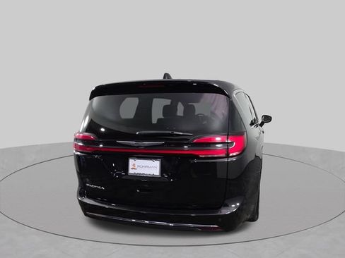 Used 2024 Chrysler Pacifica Touring-L FWD image 8