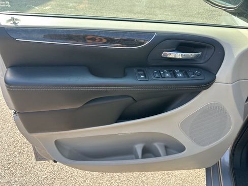 Used 2016 Chrysler Town & Country Touring-L image 10