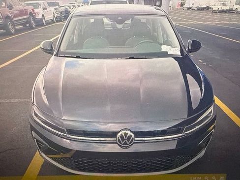 Used 2025 Volkswagen Jetta SE FWD image 2