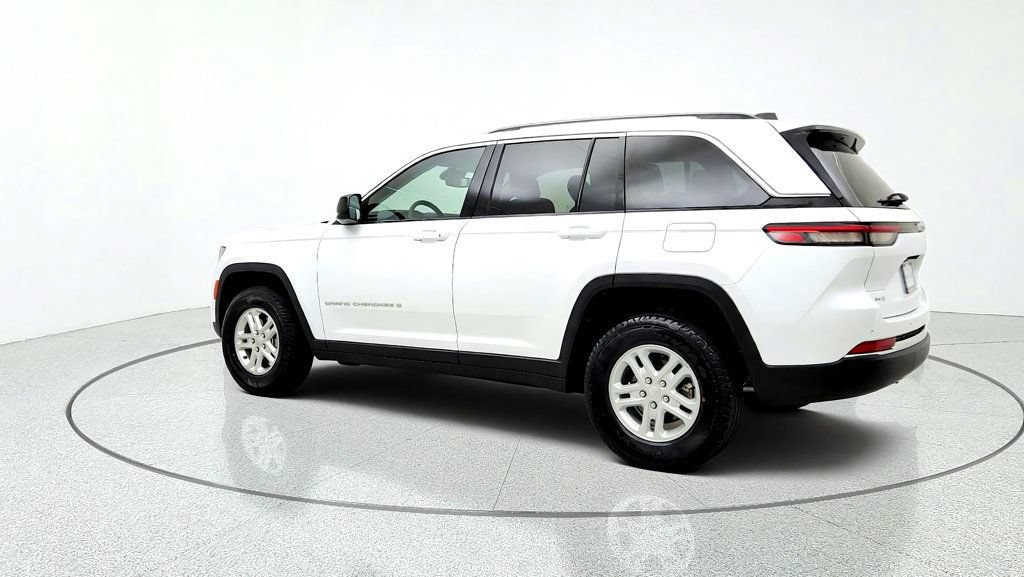 Used 2023 Jeep Grand Cherokee Laredo AWD/4WD image 7