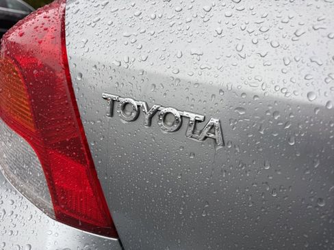 Used 2011 Toyota Yaris 4-Door Hatchback image 8