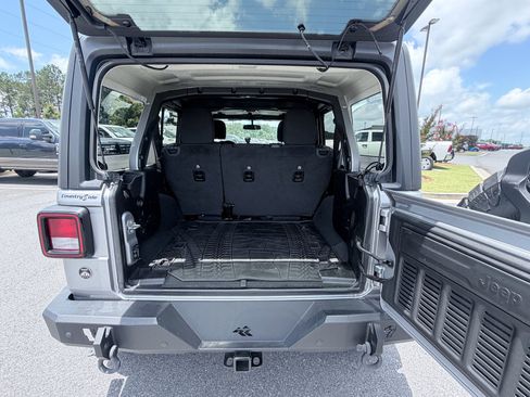 Used 2020 Jeep Wrangler Unlimited Sahara AWD/4WD image 10