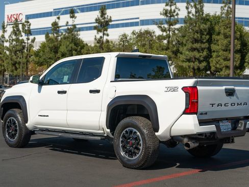 Certified 2025 Toyota Tacoma TRD Off-Road AWD/4WD image 12