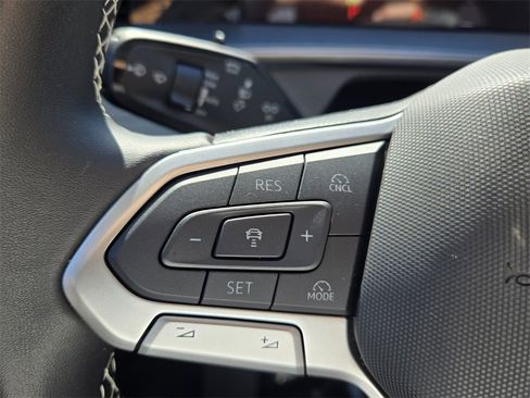 Certified 2025 Volkswagen Tiguan SE w/ Panoramic Sunroof Package image 24