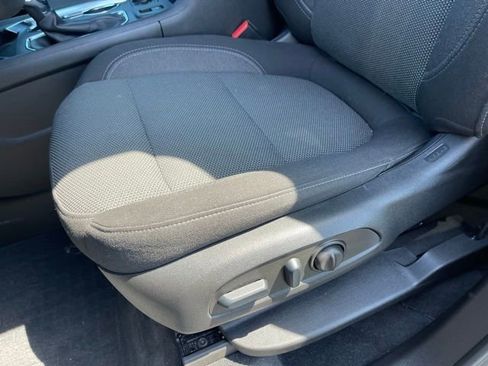 Used 2023 Chevrolet Traverse LT image 18