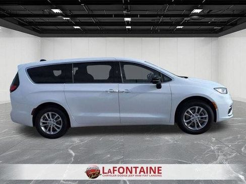 New 2026 Chrysler Pacifica Select AWD/4WD image 6