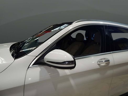 Used 2019 Mercedes-Benz GLC 300 4MATIC w/ Premium Package image 11