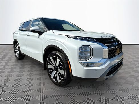 New 2025 Mitsubishi Outlander SE image 3