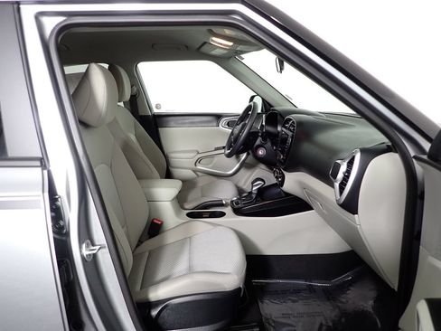 Used 2025 Kia Soul LX w/ LX Technology Package FWD image 33