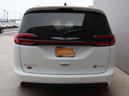 Used 2025 Chrysler Pacifica Pinnacle FWD image 4
