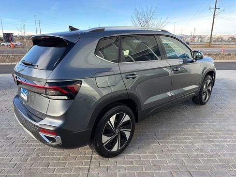 Certified 2025 Volkswagen Taos SE image 7