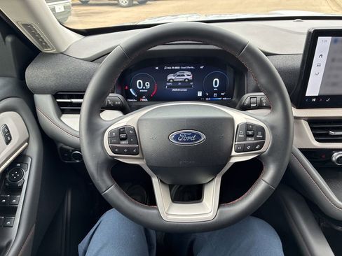 Used 2025 Ford Explorer Active AWD/4WD image 26