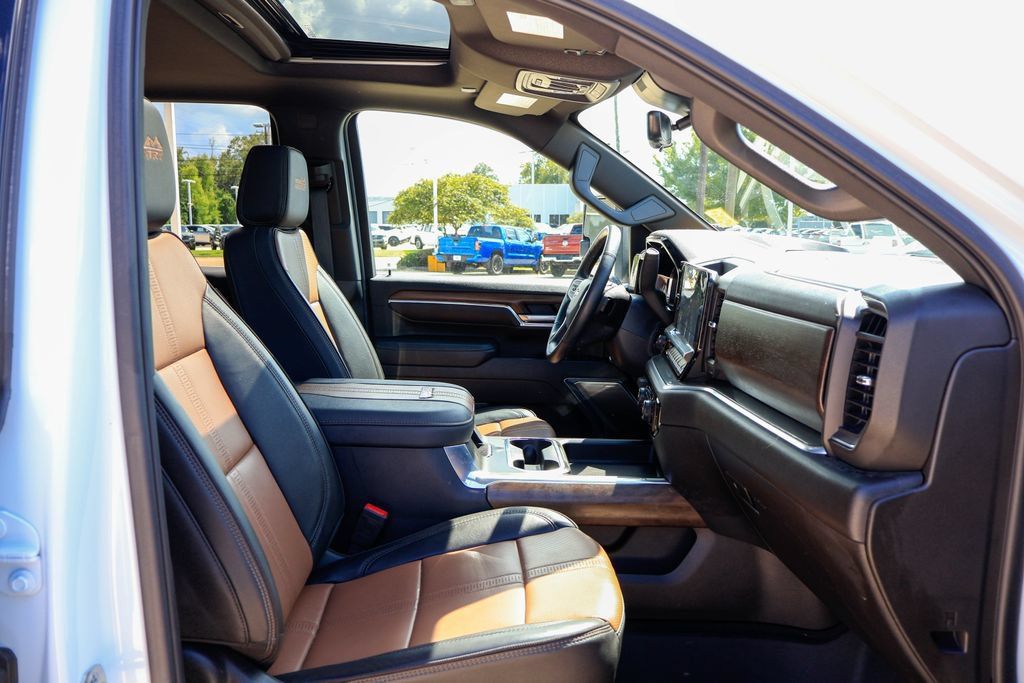Used 2026 Chevrolet Silverado 2500 High Country w/ High Country Premium Package AWD/4WD image 8