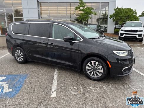 Used 2023 Chrysler Pacifica Touring-L FWD image 30