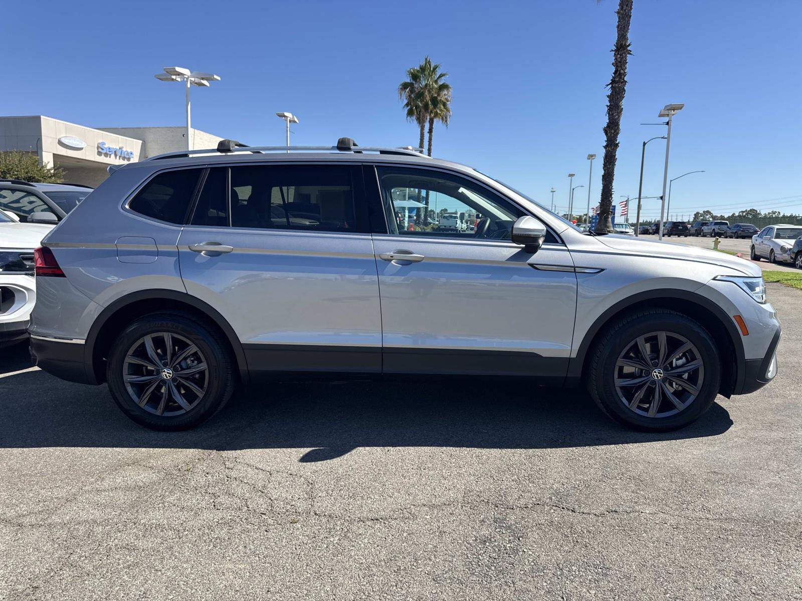 Certified 2022 Volkswagen Tiguan SE w/ Panoramic Sunroof Package FWD image 6