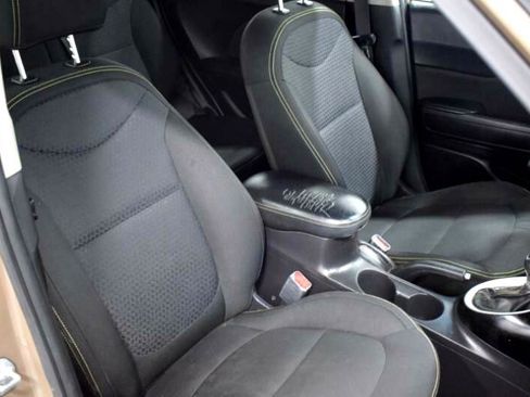 Used 2015 Kia Soul + image 8