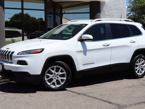Used 2017 Jeep Cherokee Latitude FWD image 3