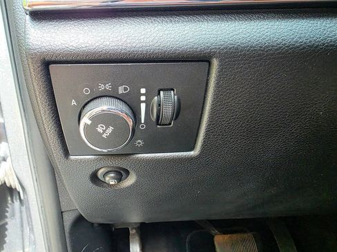 Used 2013 Jeep Grand Cherokee Overland AWD/4WD image 15