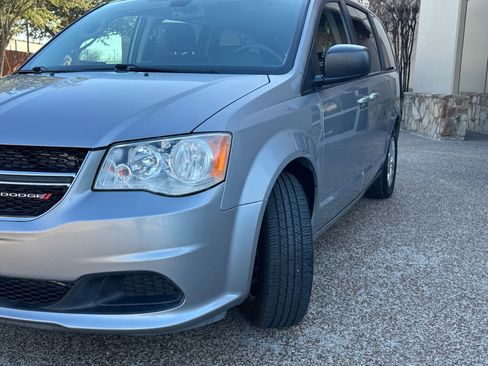 Used 2018 Dodge Grand Caravan SE w/ UConnect Hands-Free Group image 3