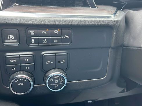 Used 2025 Chevrolet Suburban Z71 AWD/4WD image 13