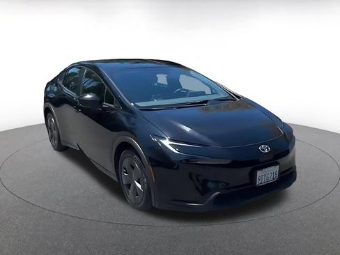 Used 2025 Toyota Prius LE FWD image 3