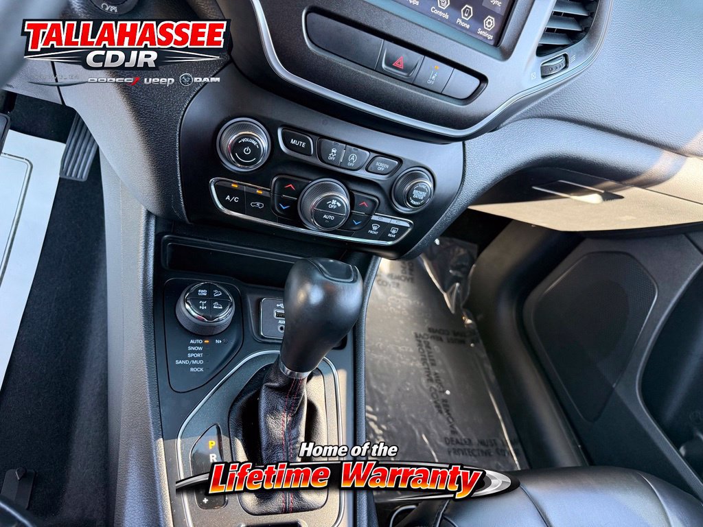 Used 2022 Jeep Cherokee Trailhawk w/ Comfort/Convenience Group AWD/4WD image 33