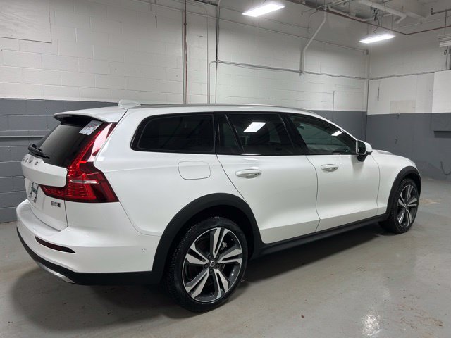 Certified 2025 Volvo V60 B5 Cross Country Plus AWD/4WD image 3