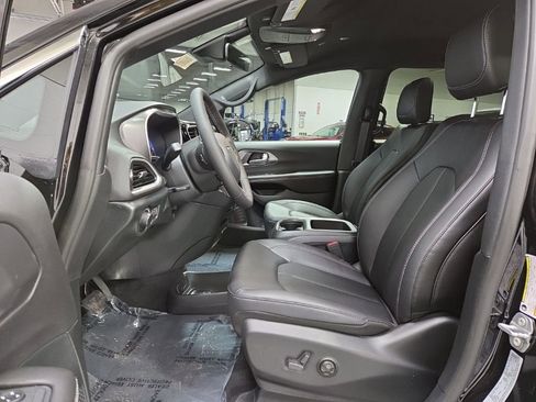 New 2026 Chrysler Voyager LX FWD image 9