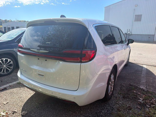 Used 2025 Chrysler Pacifica Select FWD image 5