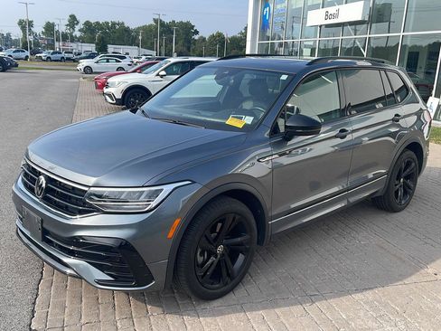 Used 2024 Volkswagen Tiguan SE R-Line FWD image 3