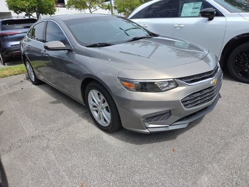 Used 2018 Chevrolet Malibu LT FWD image 2