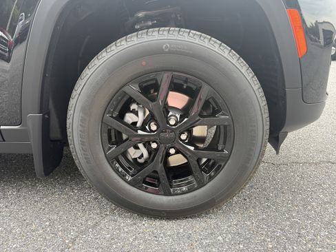 New 2025 Jeep Grand Cherokee Altitude image 10