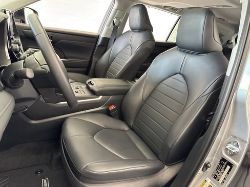 Used 2023 Toyota Highlander XLE AWD/4WD image 16