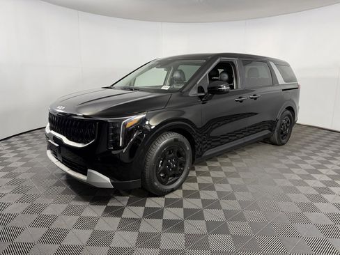 Used 2025 Kia Carnival image 3