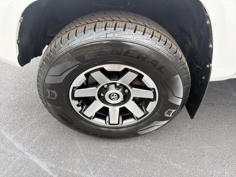 Used 2016 Toyota Tacoma SR5 w/ Towing Package image 8