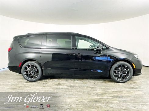 New 2026 Chrysler Pacifica Limited w/ S Appearance Package image 8