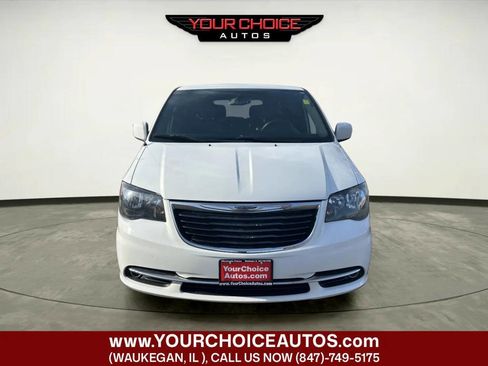 Used 2016 Chrysler Town & Country S image 2