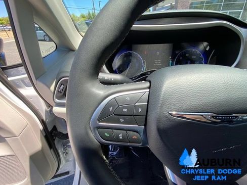 Used 2024 Chrysler Pacifica Touring-L FWD image 39